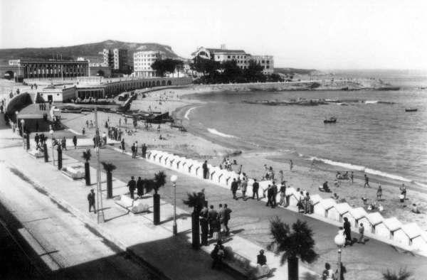 Foto 1 del Relato erotico: Follado en los aseos públicos d la playa de Riazor